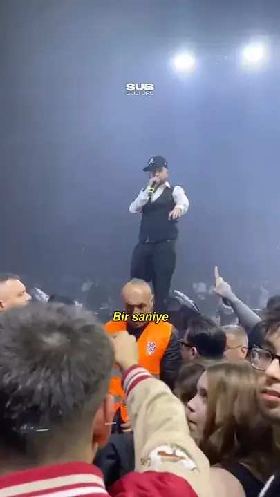 Motive konserde dinleyicisiyle tartışıyor — Bilinmiyor