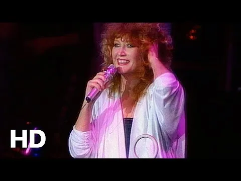 Молодой человек, пригласите танцевать [«Рождественские встречи»] — Alla Pugacheva